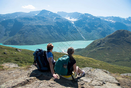 挪威王国在挪威Jotunheimen公园的Gjende湖边的Besseggen山脊背景