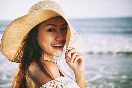 在海滩上戴着草帽的漂图片