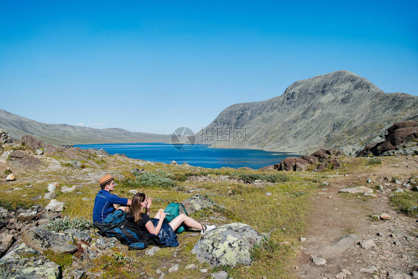 在挪威Jotunheimen公园Gjende湖上空的Besseggen山脊上休息图片