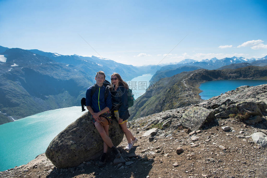 在挪威Jotunheimen公园Gjende湖上Besseggen山脊上的石头上图片