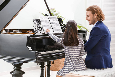 男人教小女孩弹钢琴人教图片