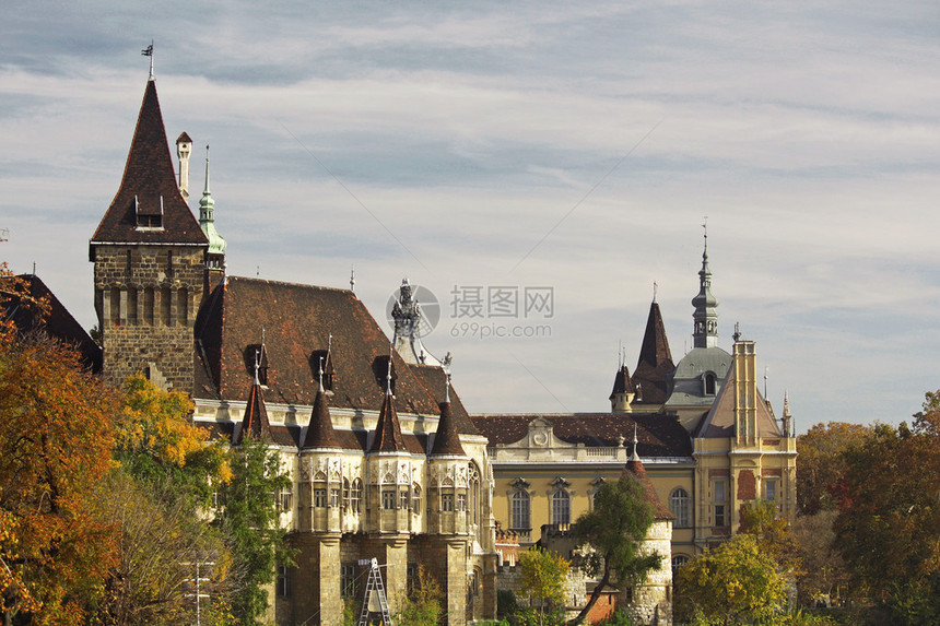 布达佩斯的历史建筑主要城市公园蓝天上的Vajdahunyad城堡这是与特兰西瓦尼图片
