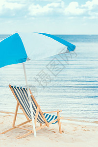 蓝色太阳雨伞和沙椅图片