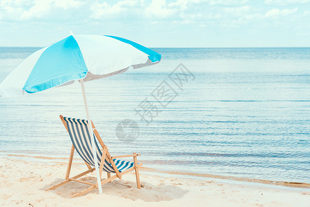 海边沙滩上的太阳伞和沙滩椅图片