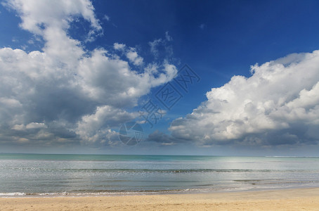 美丽的大海沙滩多云的天空图片