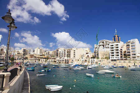 停泊在马耳他港口的传统渔船图片