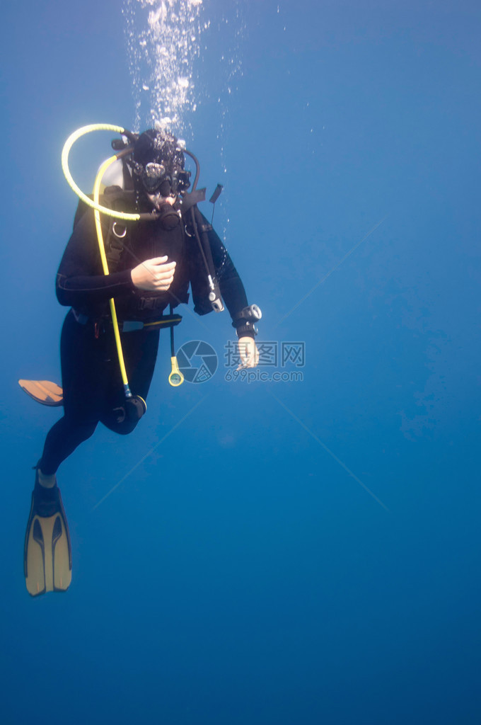 女潜水员在水下探索地中海的珊瑚礁图片