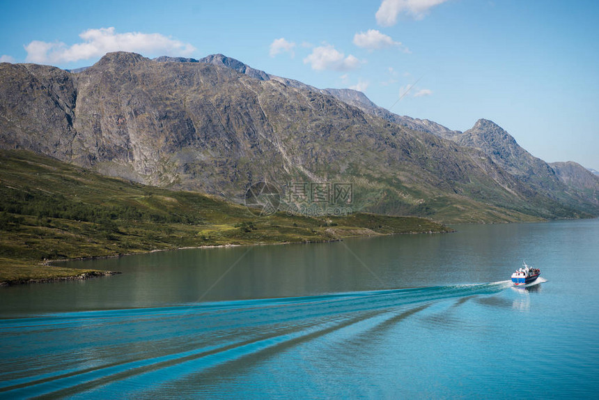 在挪威约顿海宁公园Besseggen山脊的Gjende大水湖中漂浮在平静图片
