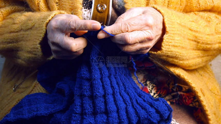 老妇人的手祖母织围巾图片
