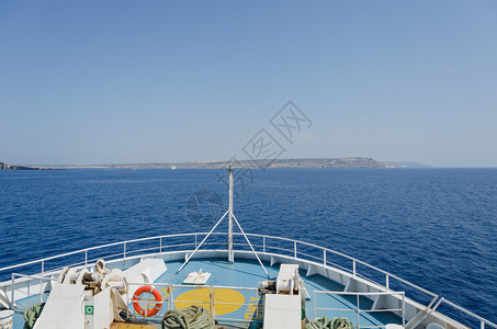 从船头看大海陆地和过往船只背景图片