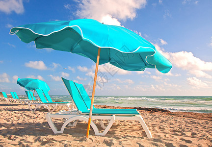 海滩伞和休息椅在迈阿密佛罗里达州一个阳图片