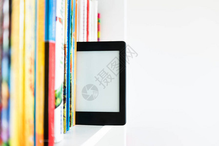 书本或数字阅读平板电脑设备图片