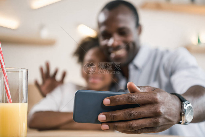 非裔美国父亲和女儿自拍近身图片