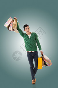 亚洲青年男子拿着购物袋全长图片