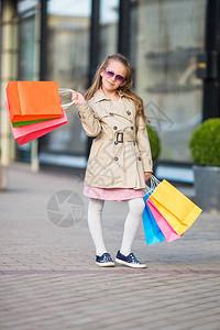 在城里户外购物的时装小女生图片