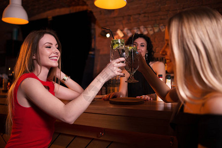 两个漂亮的白种女孩在庆祝生日的酒吧里图片