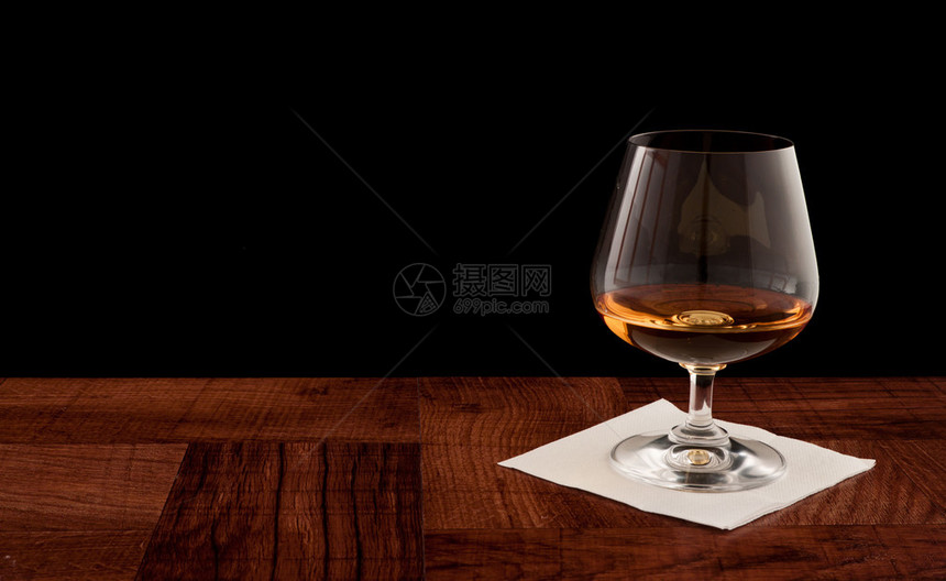 威士忌杯子在酒吧顶部卖孤图片