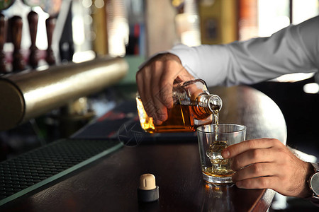 年轻人在酒吧喝威士忌图片