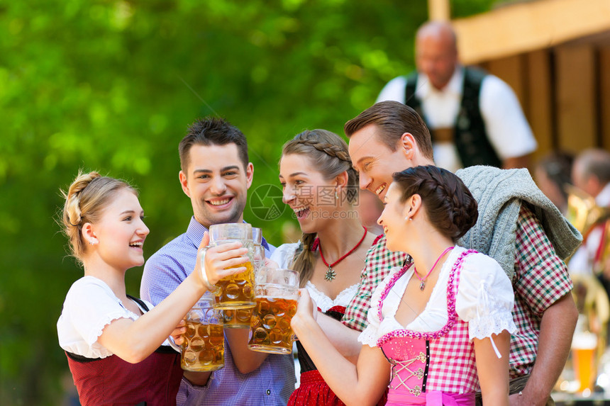 在德国巴伐利亚的啤酒花园中图片