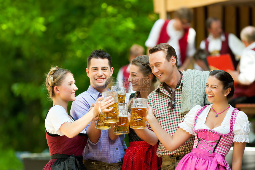 在德国巴伐利亚的啤酒花园中图片