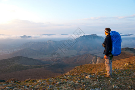 山顶上的登山者图片