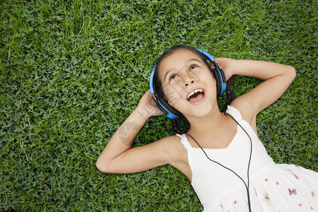 戴耳机听音乐的小女孩图片