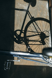 经典时装自行车和地板影图片