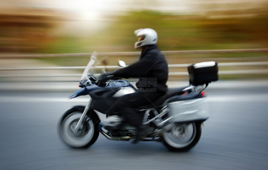 在高速的摩托车手图片