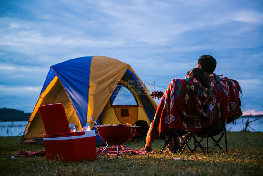 帐篷无忧虑的情侣放松远程旅行概念浪漫的亚洲情侣游客坐在帐篷附近的篝旁图片