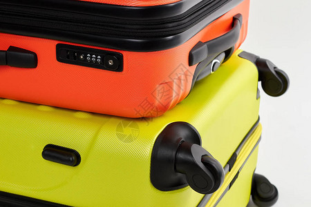 黄色橙色的行李箱关门两图片