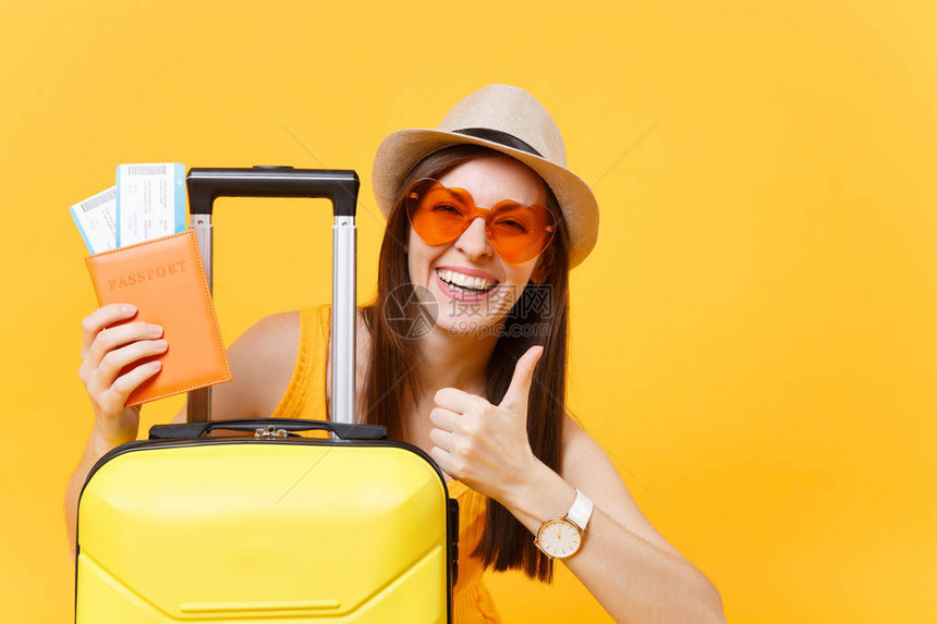 穿着夏季休闲服的旅行者旅游女人图片