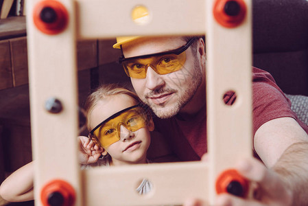 父亲和女儿用黄色眼镜装着自图片
