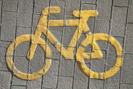 城市街道的双自行车标背景图片