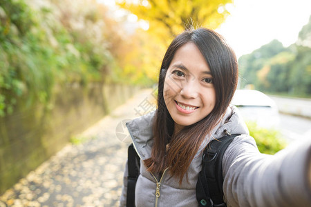 妇女使用数码相机图片