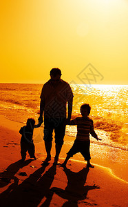 日落时父亲和孩子在图片