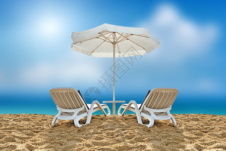 沙滩椅和沙滩上的白伞图片