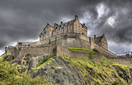 在英国苏格兰爱丁堡的爱丁堡城岩壁上面图片