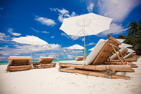 在热带海滩度假的海滩木椅图片