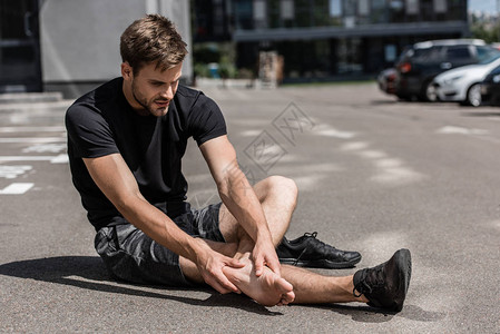 光脚赤运动员在街上脚背景图片