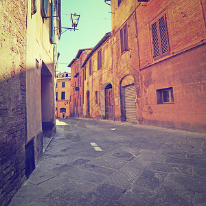 意大利锡耶纳市与旧建筑的窄巷Insta图片