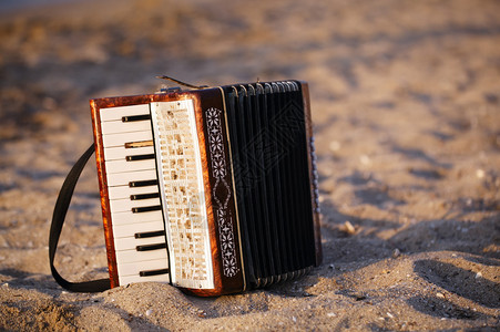 站在沙滩上的博西米亚乡村音乐和娱乐概念的吉祥人图片