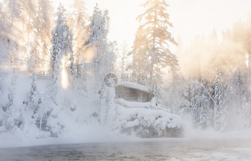 芬兰拉普兰冬季在靠近水源和迷图片