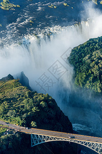 背景为瀑布的维多利亚瀑布桥背景图片