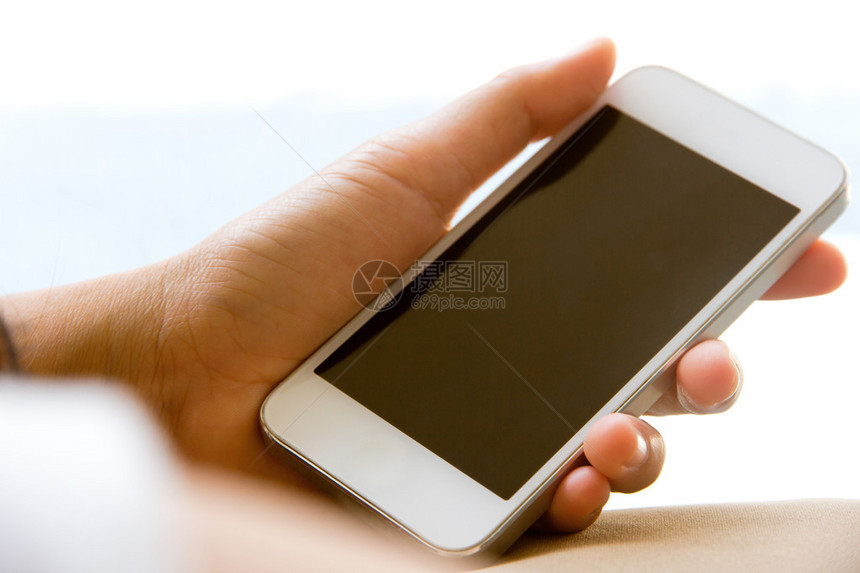 女人手拿着智能手机的特写图像图片