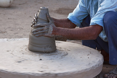 印度拉贾斯坦邦的一位乡村陶工使用传统技术制作新器皿图片