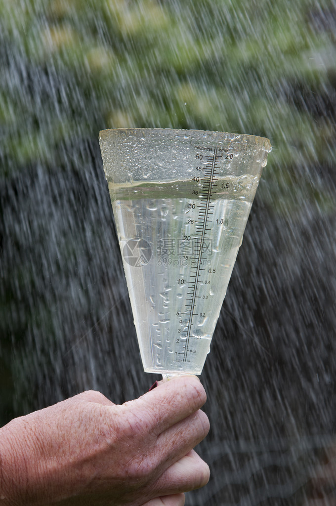 英国在英国花园雨沟中降雨量过大水位图片