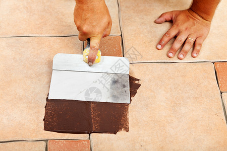 平铺陶瓷地板砖双手用特定工具图片