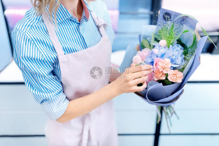 花店在花店布置花束的短片图片