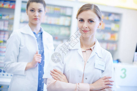 药店的两名女药剂师图片
