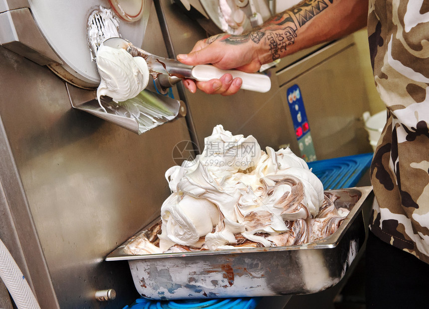 人做手工制冰淇淋使用不锈钢铁工业杂货店把新鲜甜点放进盘子上卖图片
